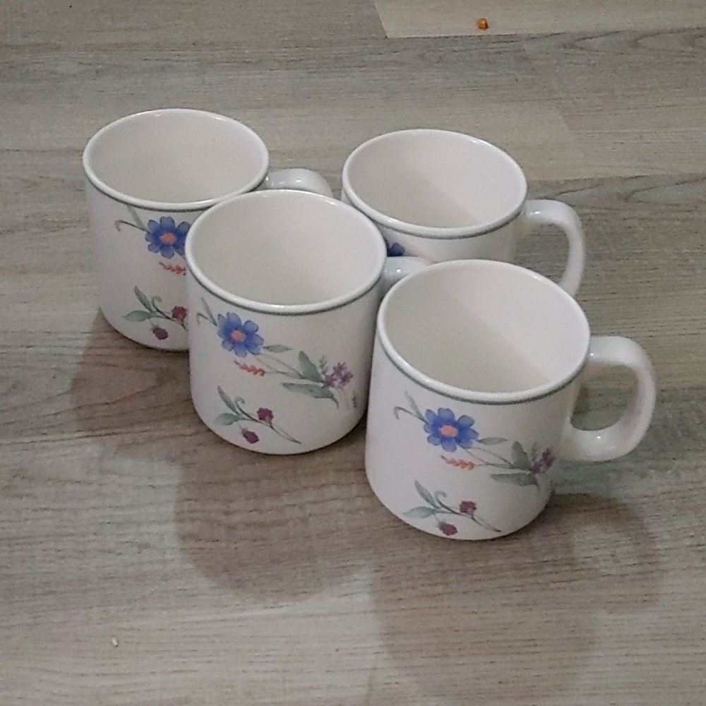 Complete Set of Oneida  16 pieces.